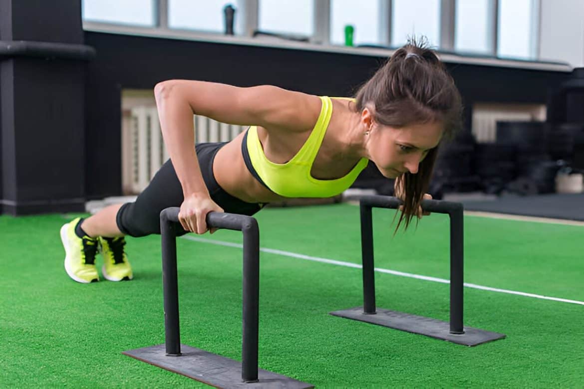 Faire des push-ups avec barres dips