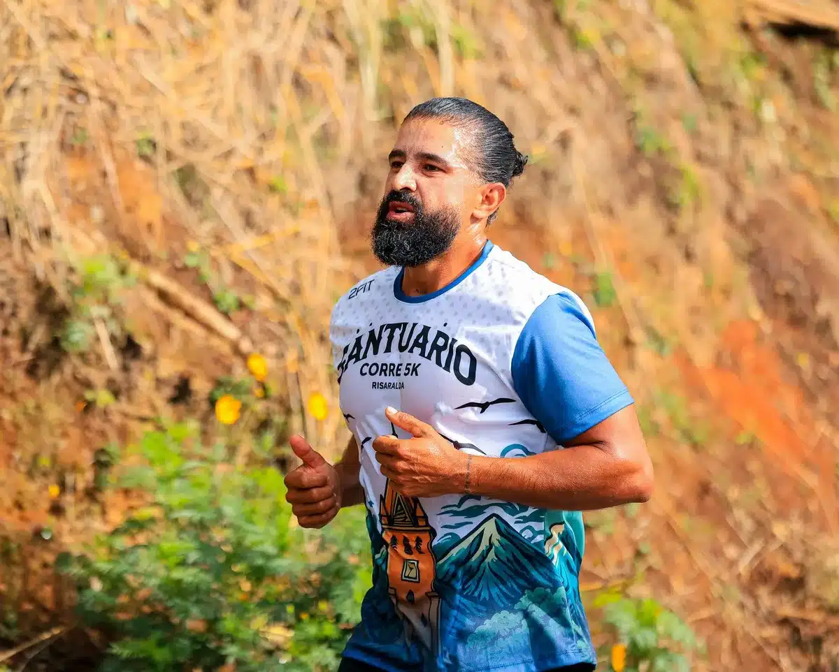 Athlète transpirant abondamment pendant un effort prolongé en endurance
