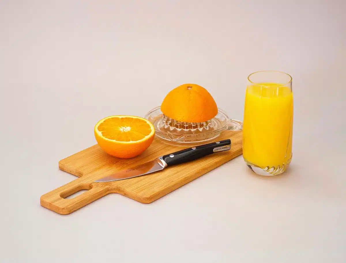 Préparation d'une boisson maison avec eau, sel et jus de fruits