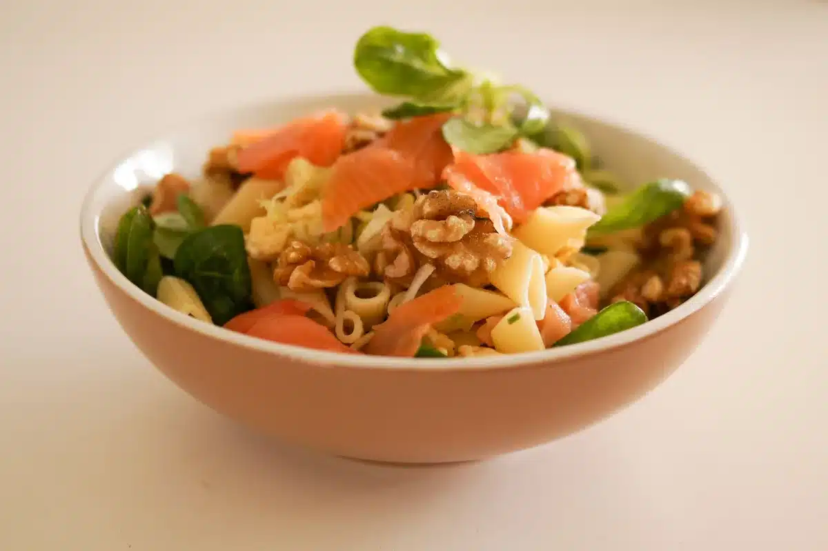 Assiette équilibrée avec féculents, protéines maigres et légumes cuits
