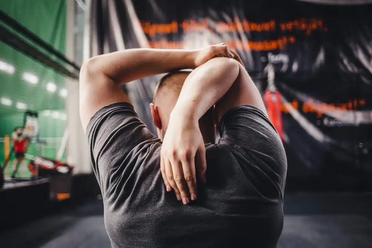 Exercices de mobilité et d'activation musculaire en salle de sport