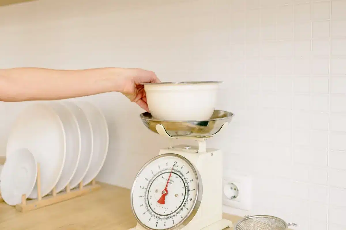 Une balance de cuisine pesant des aliments pour mesurer les portions caloriques