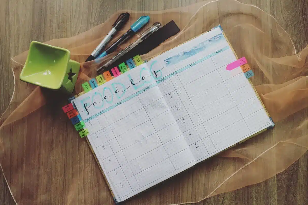 Un carnet de suivi alimentaire avec des notes de poids et d'observations