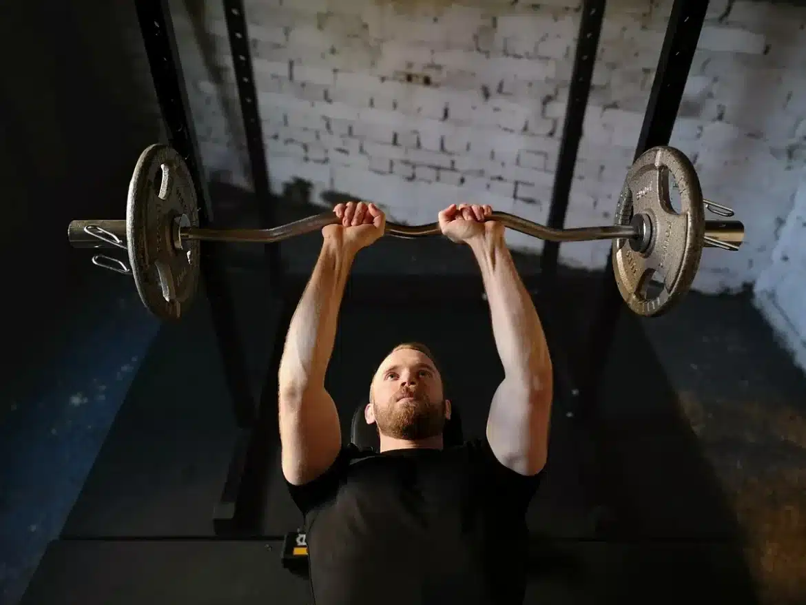 Barre de musculation avec poids en salle de sport, prête pour un entraînement de force