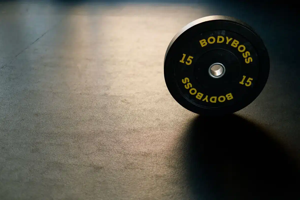 Athlète effectuant un test de force maximale au squat avec barre chargée