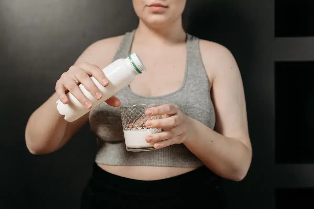 Bol de fromage blanc protéiné pour la récupération musculaire