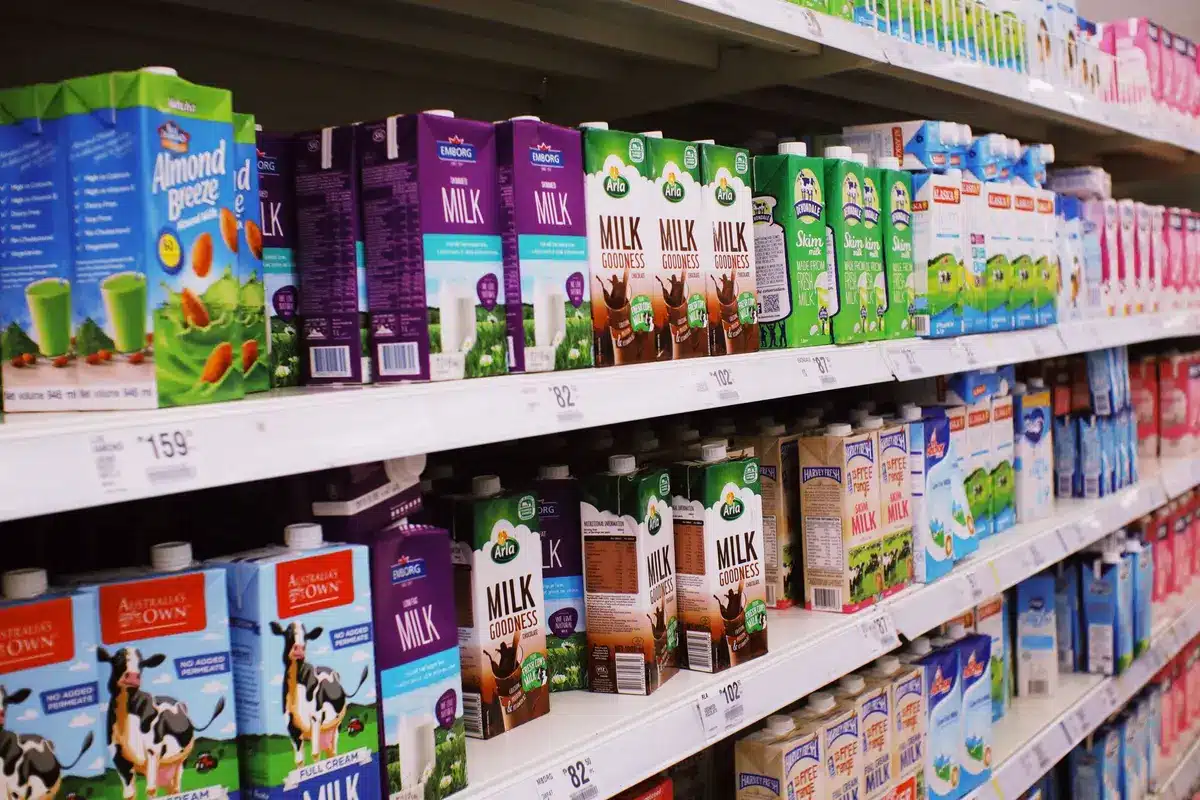 Gros plan sur l'étiquette nutritionnelle d'un emballage de produit laitier