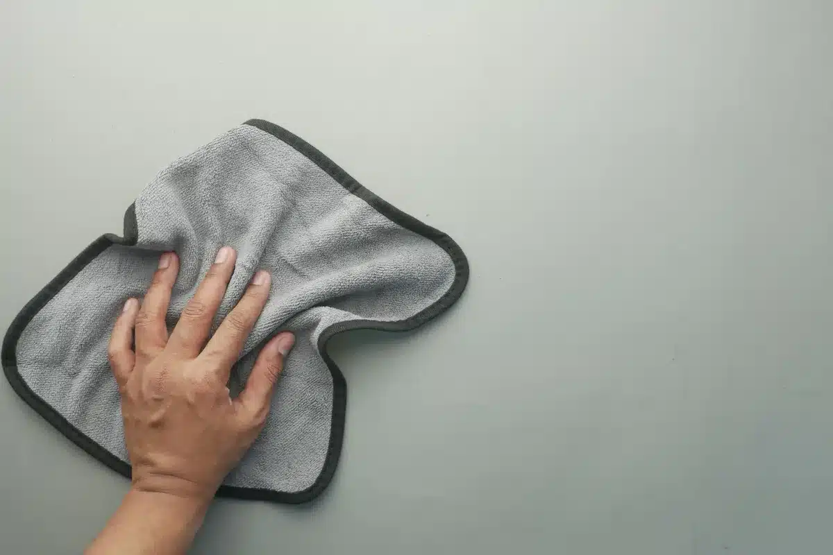 Nettoyage d'un tapis de yoga avec chiffon microfibre et solution douce