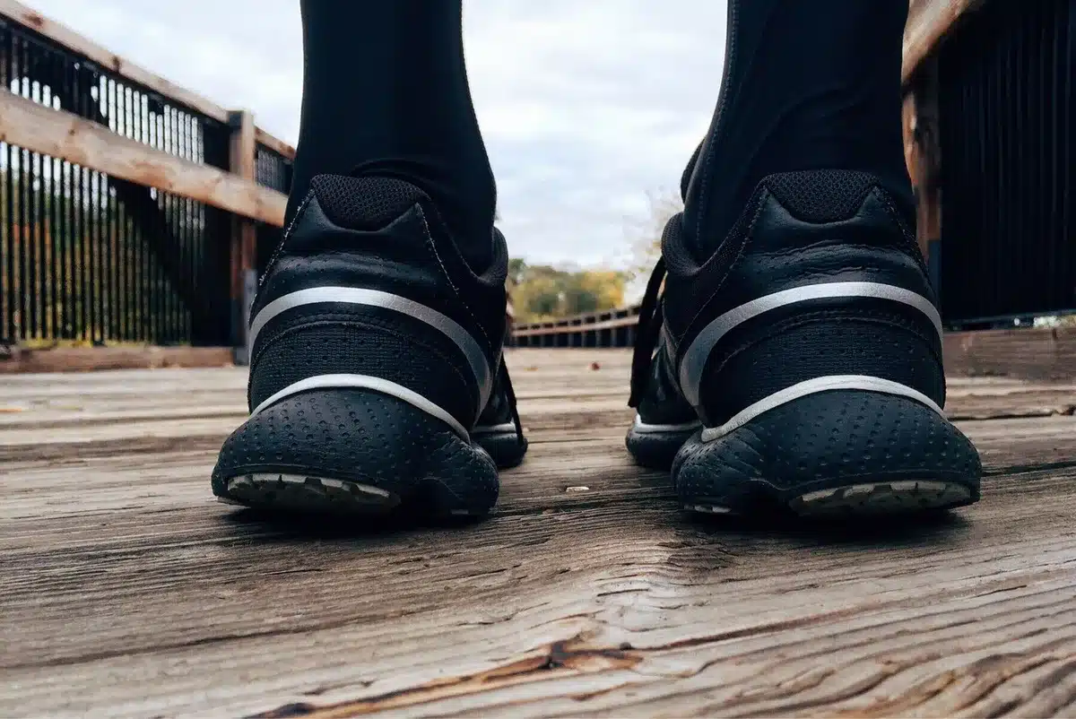 Essayage de chaussures de running dans un magasin spécialisé