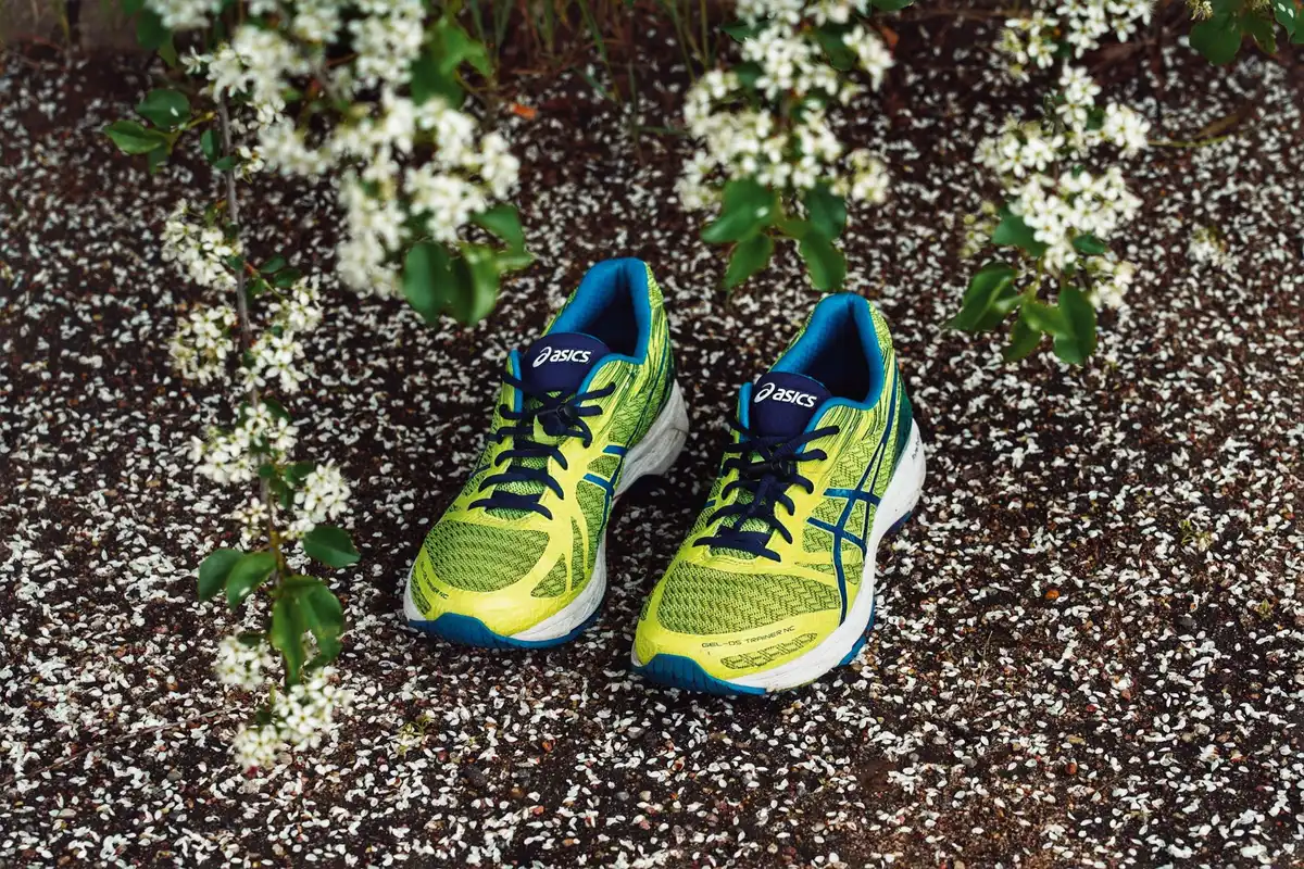 Semelle usée d'une chaussure de running montrant les signes d'usure