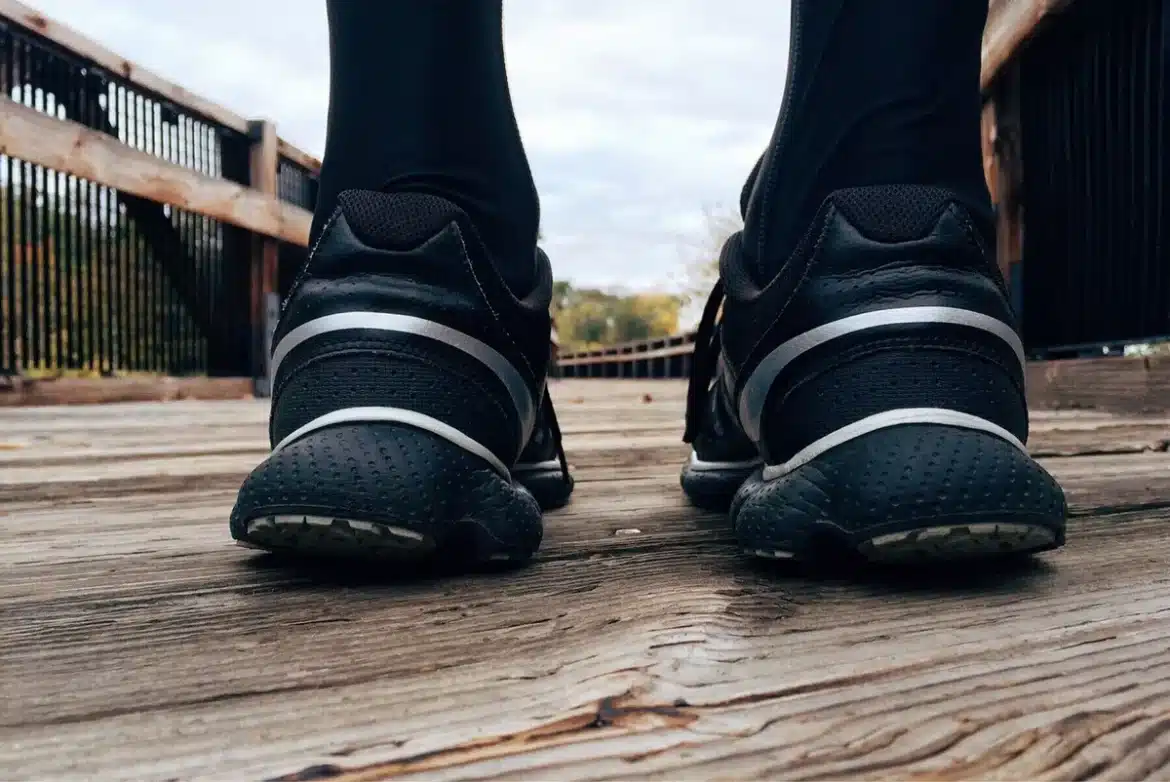 Gros plan sur les pieds d'un coureur en mouvement, montrant l'absorption du choc lors de la foulée