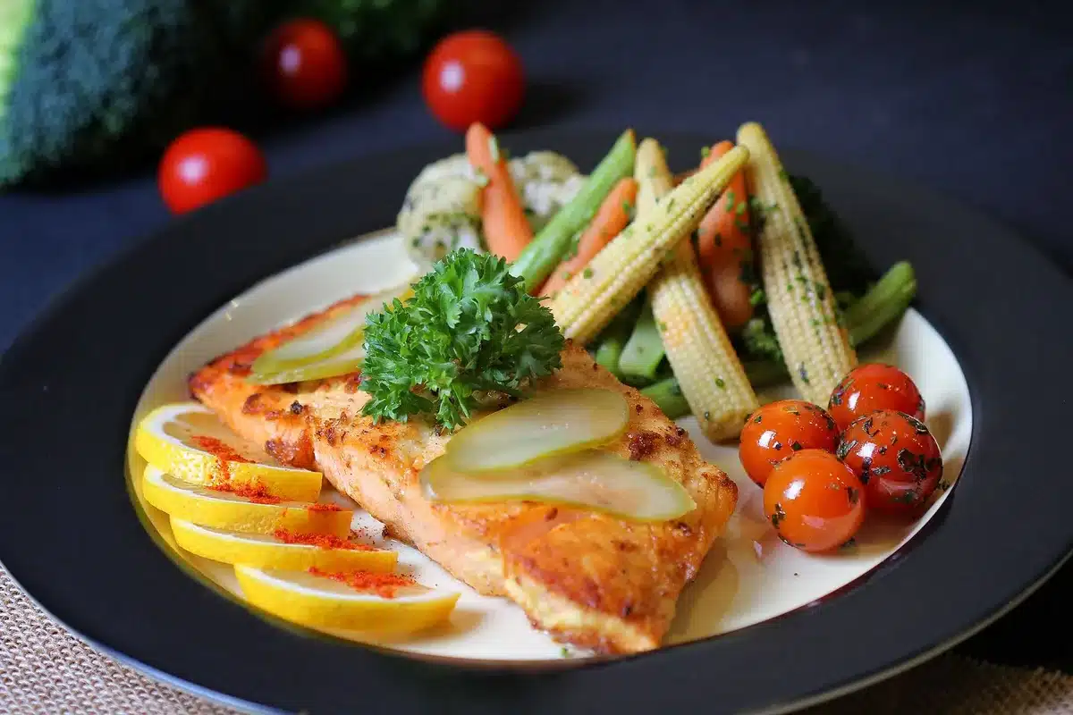 Structure d'un repas équilibré avec protéines, féculents et légumes