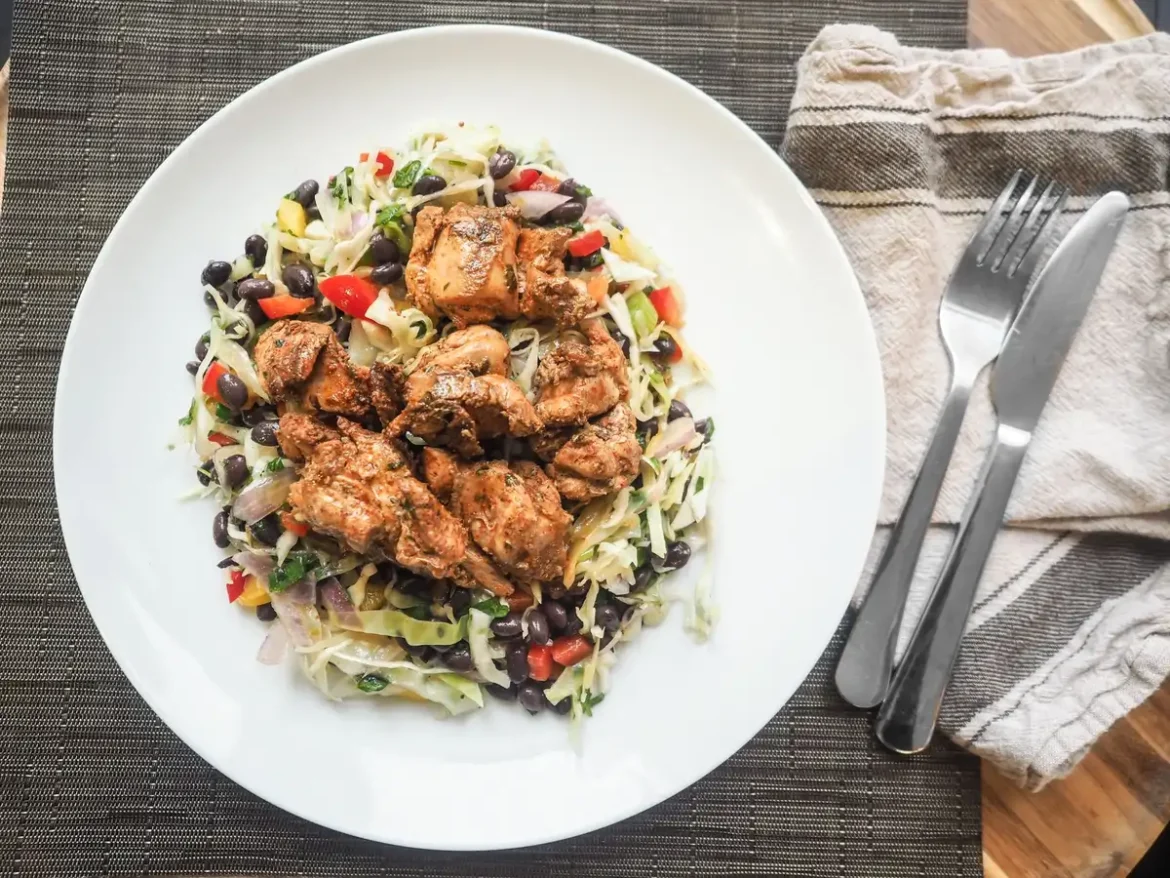 Assiette équilibrée avec protéine, féculents et légumes frais préparés en cuisine