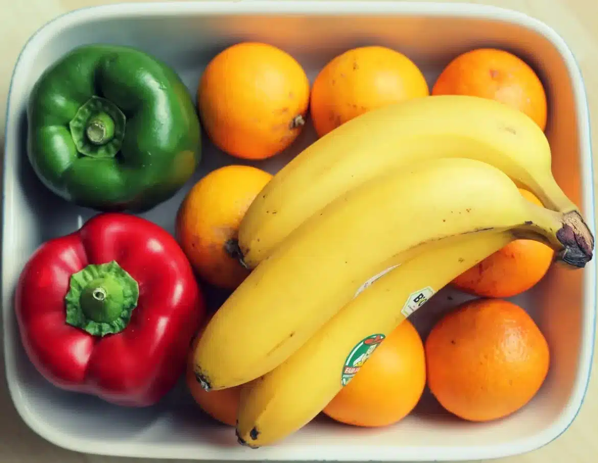 Aliments variés et sains disposés sur un plan de travail avec un carnet de suivi nutritionnel