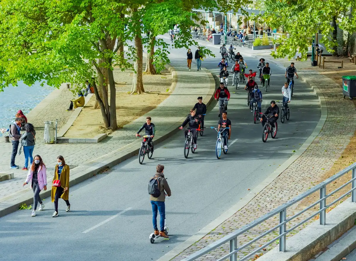 Diverses activités sportives : marche, vélo, natation pratiquées par différentes personnes