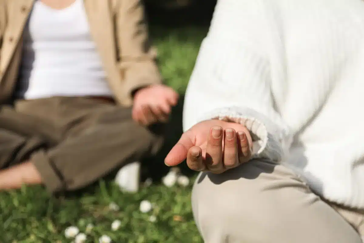 Personne en posture de méditation dans un environnement calme et apaisé