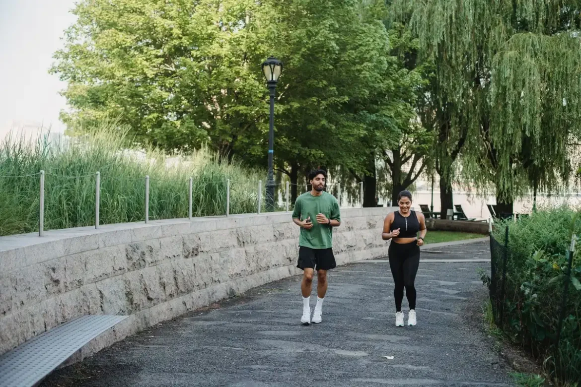 Personne en train de courir seule dans un parc verdoyant, détente visible