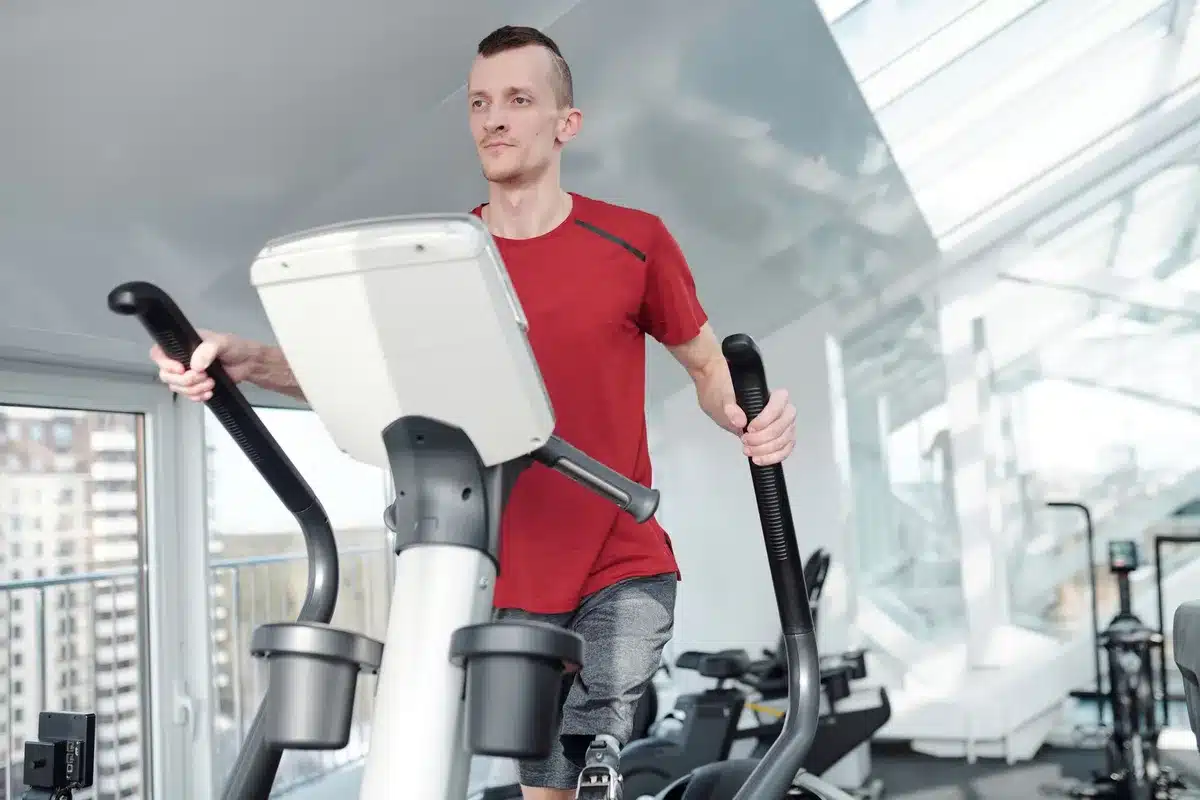 Différents modèles de vélos elliptiques exposés dans un magasin de fitness.