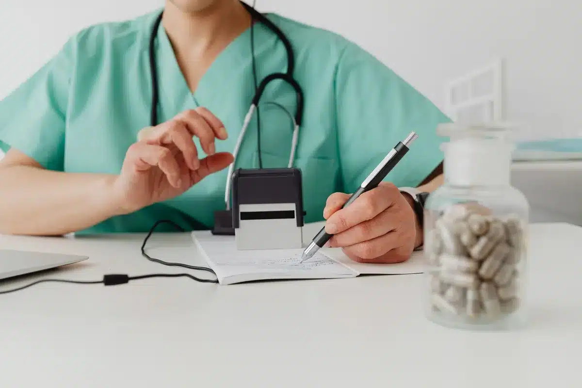Médecin remettant une ordonnance d'activité physique à un patient lors d'une consultation