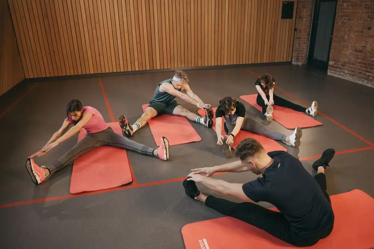 Groupe de personnes pratiquant une activité physique adaptée dans une structure spécialisée