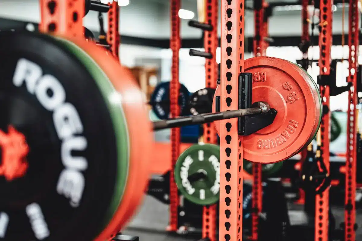 Athlète effectuant un squat avec une barre chargée en salle de musculation