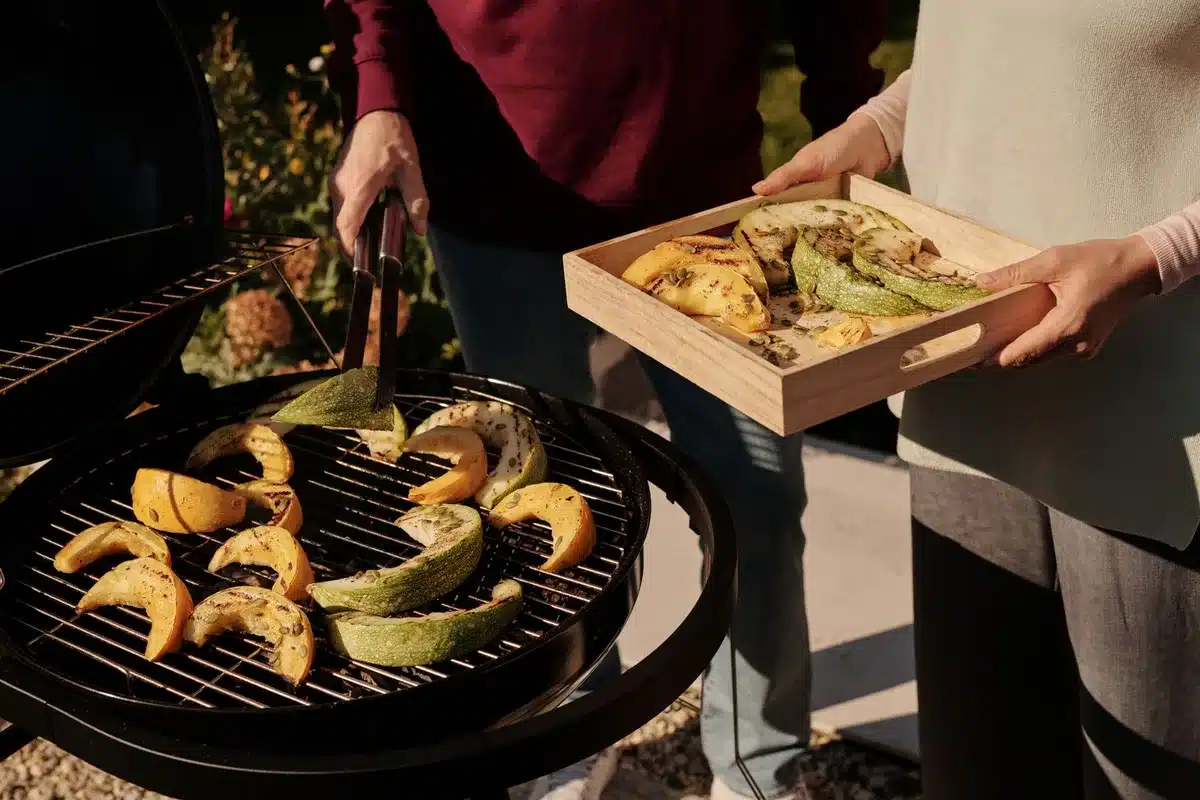 Courgettes grillées et rôties avec une belle couleur dorée en cuisson