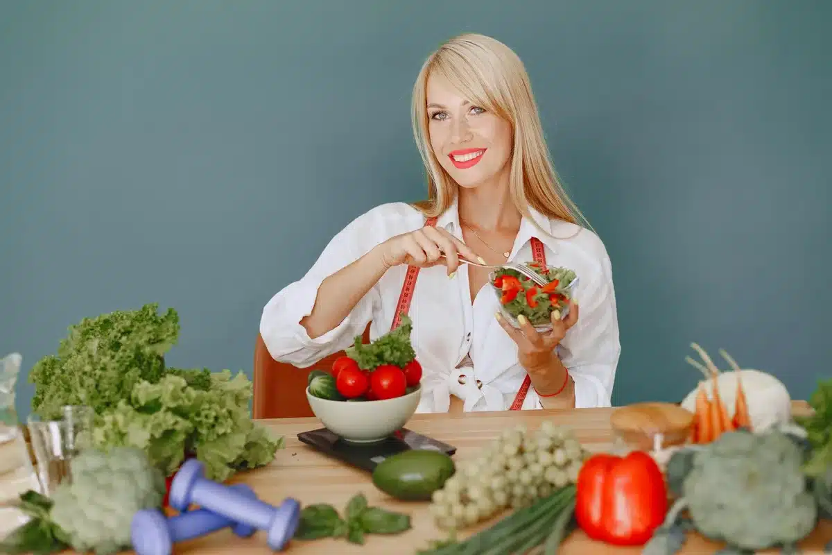 Assiette équilibrée avec courgettes et légumes variés pour une alimentation saine