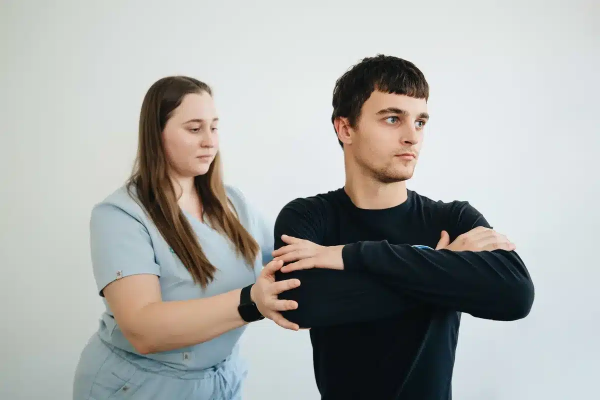 Séance de rééducation physique avec supervision d'un professionnel de santé