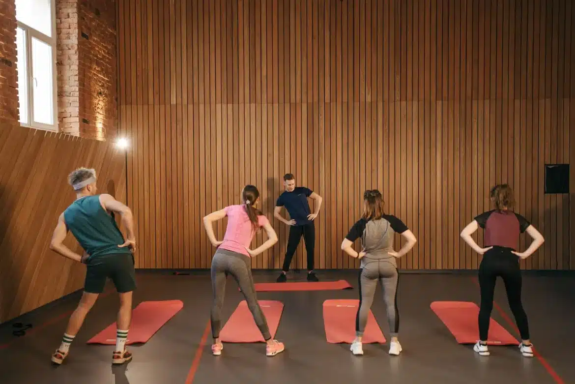 Personne en tenue de sport légère pratiquant le yoga dans une salle chauffée avec de la vapeur