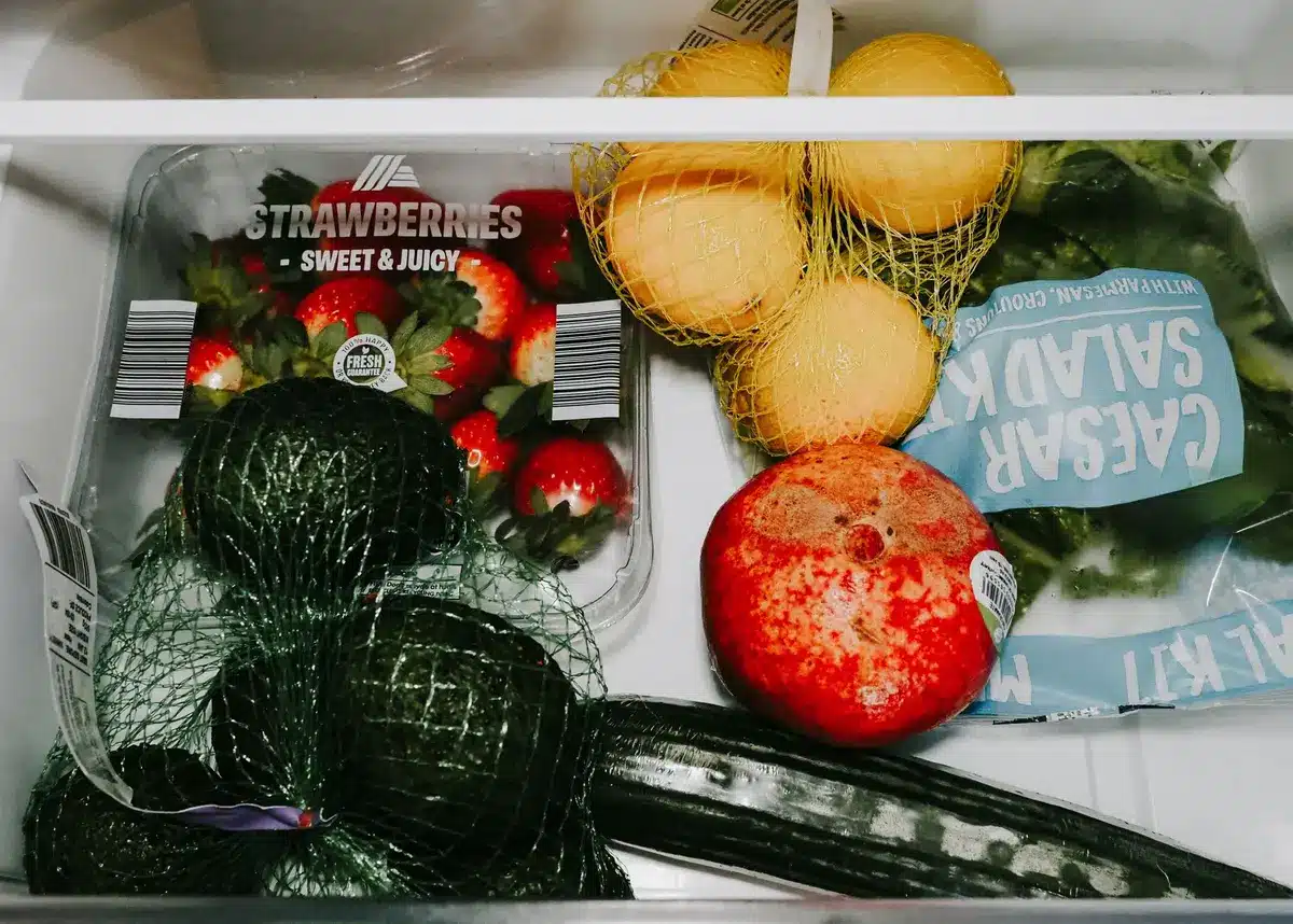 Légumes et fruits organisés dans un réfrigérateur avec bonne circulation d'air