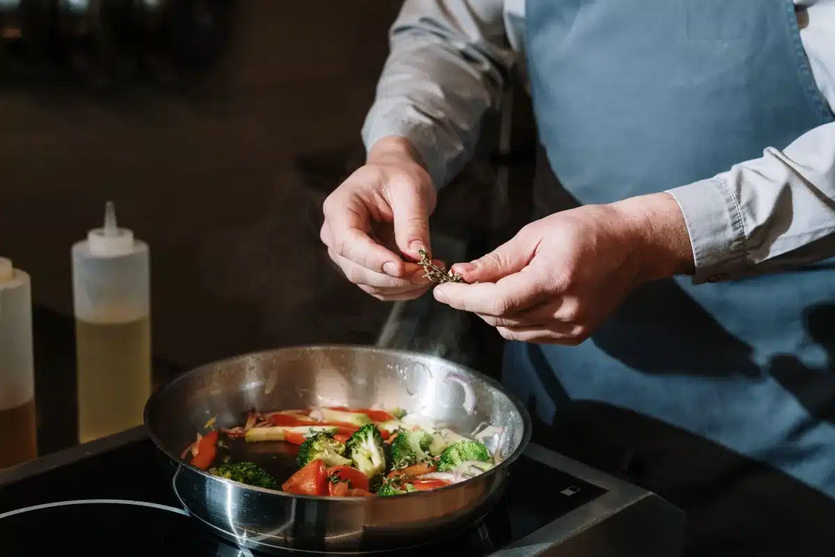 Préparation de légumes frais en cuisine pour une cuisson optimale