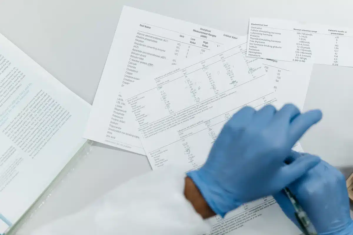 Graphiques et résultats d'études médicales affichés sur un écran