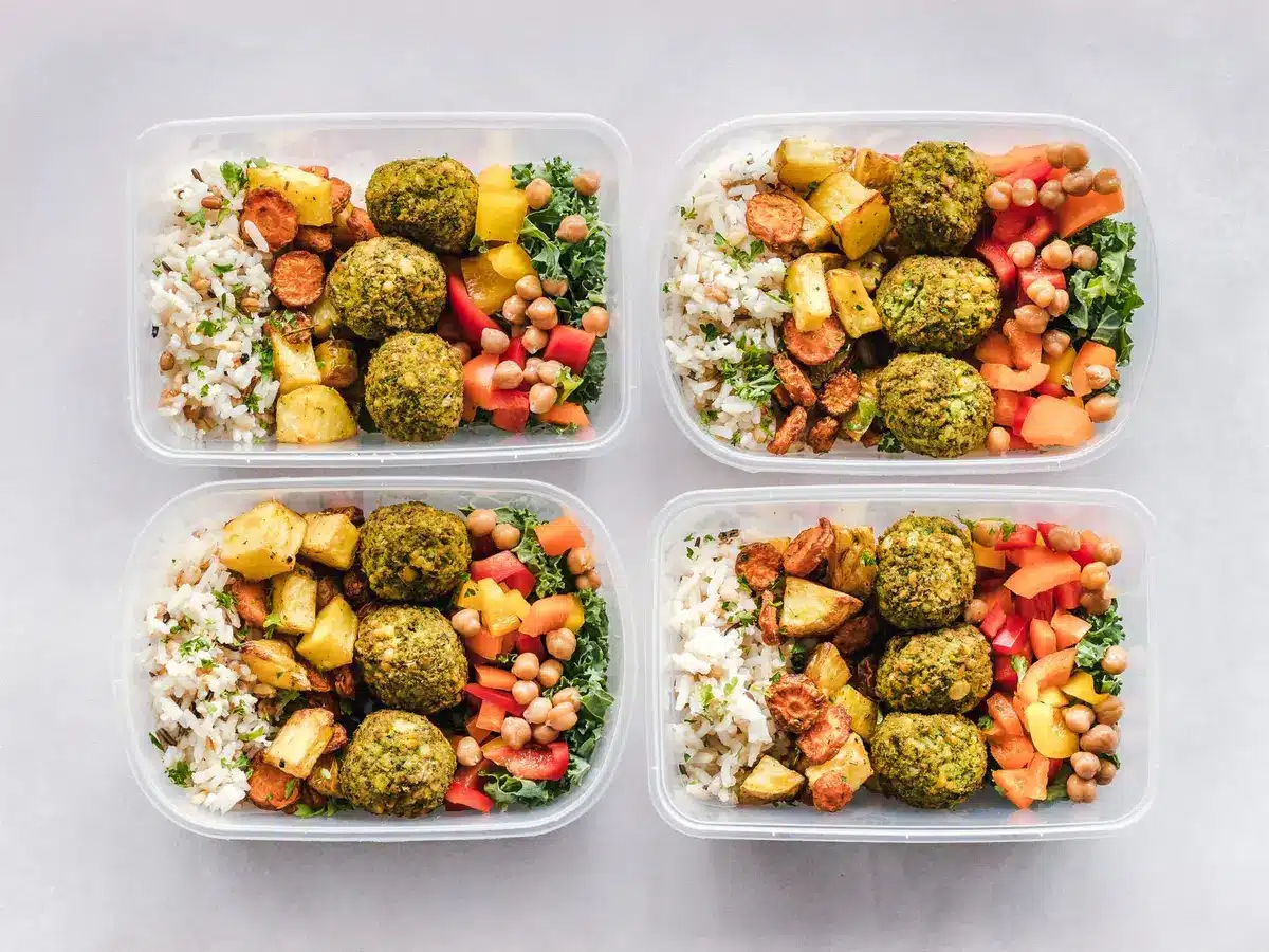 Préparation de repas équilibrés avec protéines maigres et légumes frais