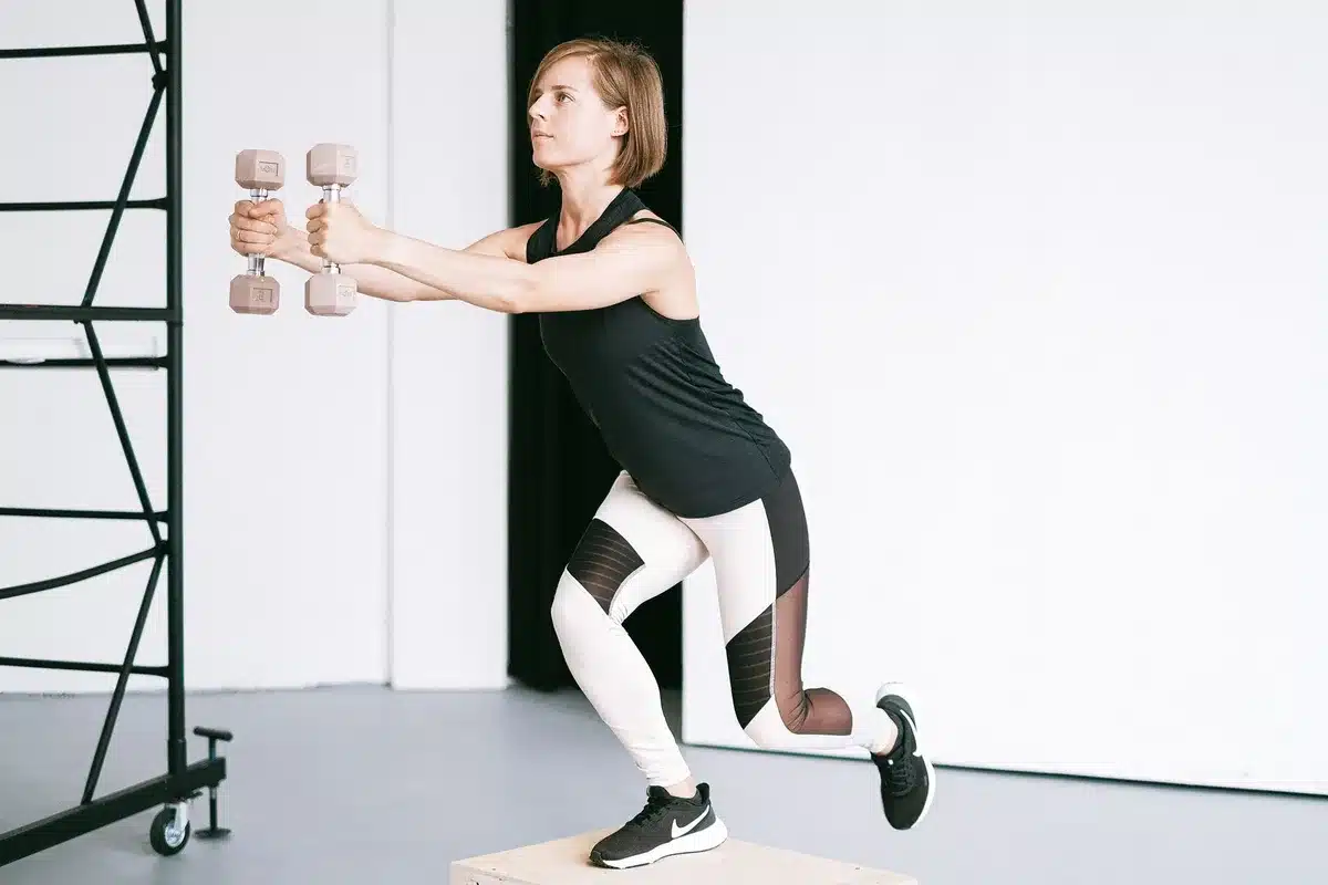 Débutant exécutant des exercices fondamentaux de musculation avec bonne technique