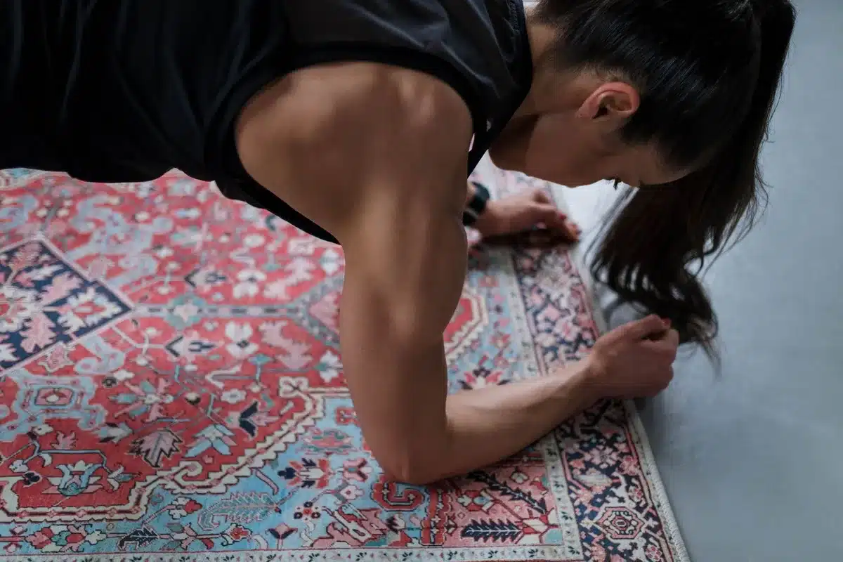 Séance d'entraînement simple à domicile avec exercices au poids du corps