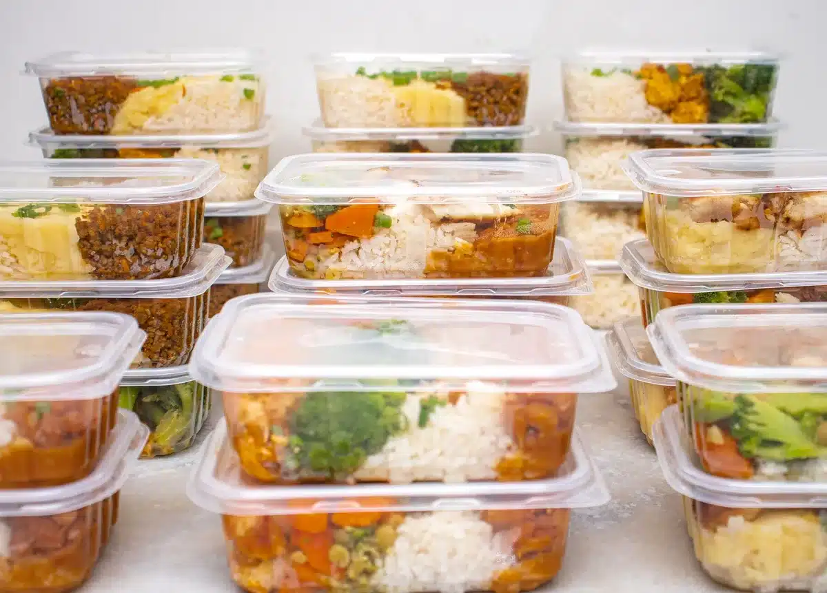 Préparation progressive d'un repas avec poisson, légumes et aliments sains.