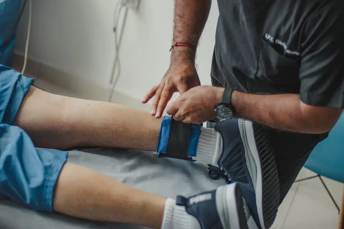 Application d'une poche de glace sur la jambe pour soulager après l'effort