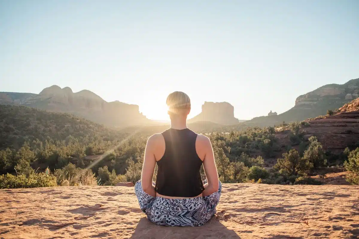 Personne en méditation le matin avec lumière naturelle