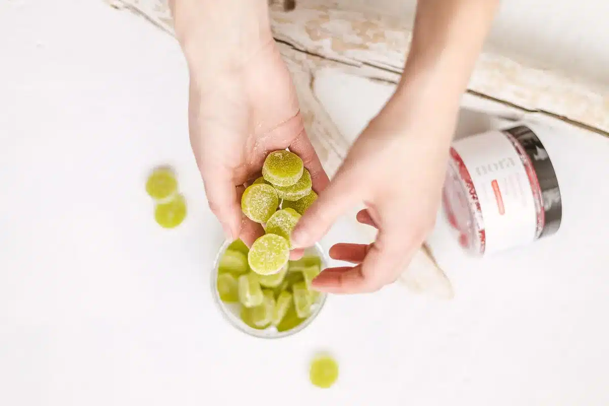 Différentes formes de vitamines pour enfants : gummies, comprimés mastiquables et comprimés fondants.