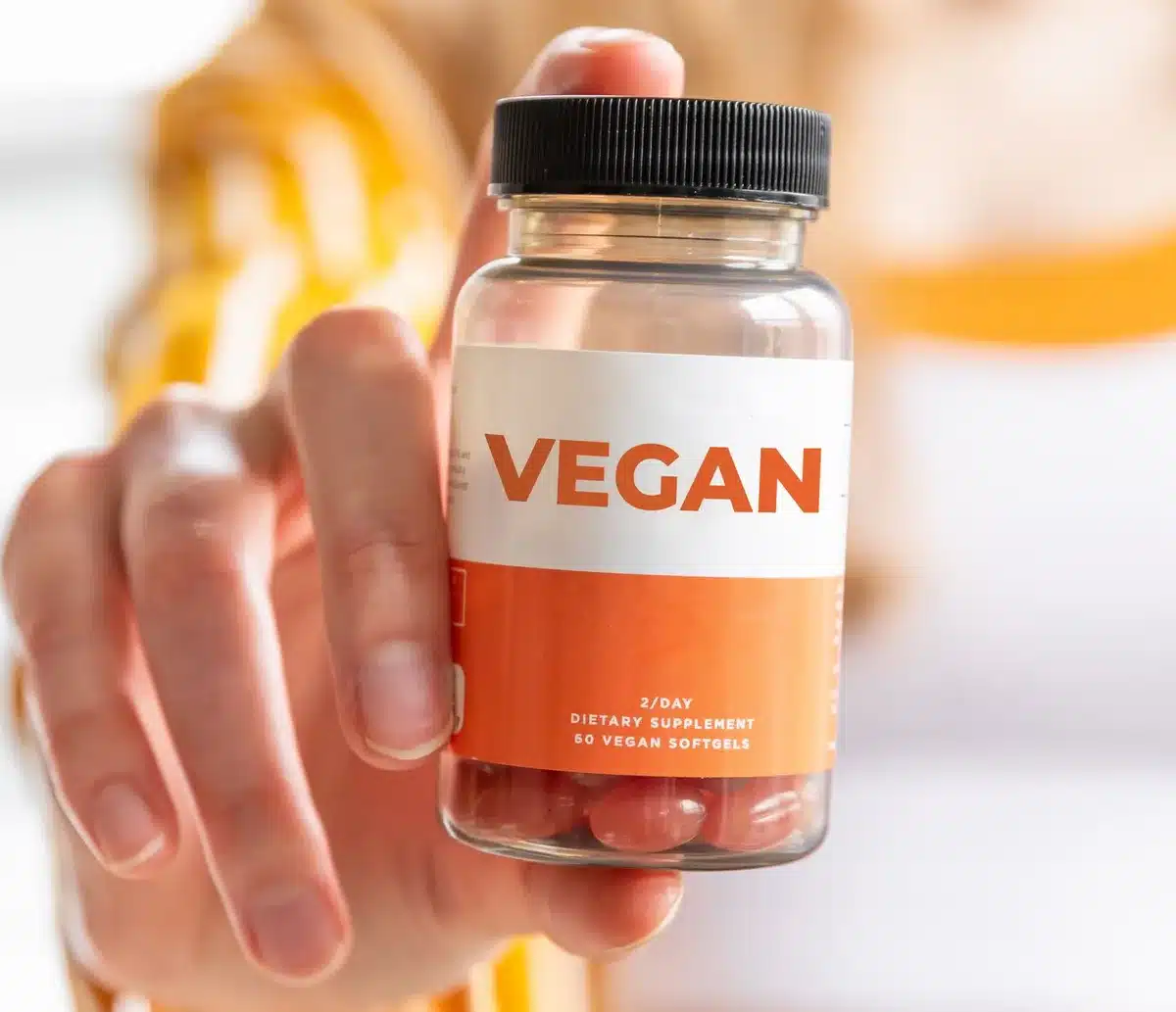 Gros plan sur une étiquette de multivitamine avec liste d'ingrédients et certifications visibles.
