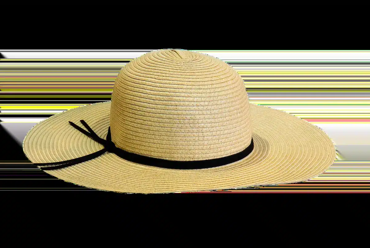 Joueur de tennis portant une casquette et du matériel de protection solaire sur un court en plein jour