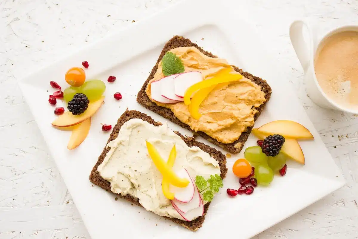 Assiette contenant protéines et glucides pour la récupération après l'entraînement