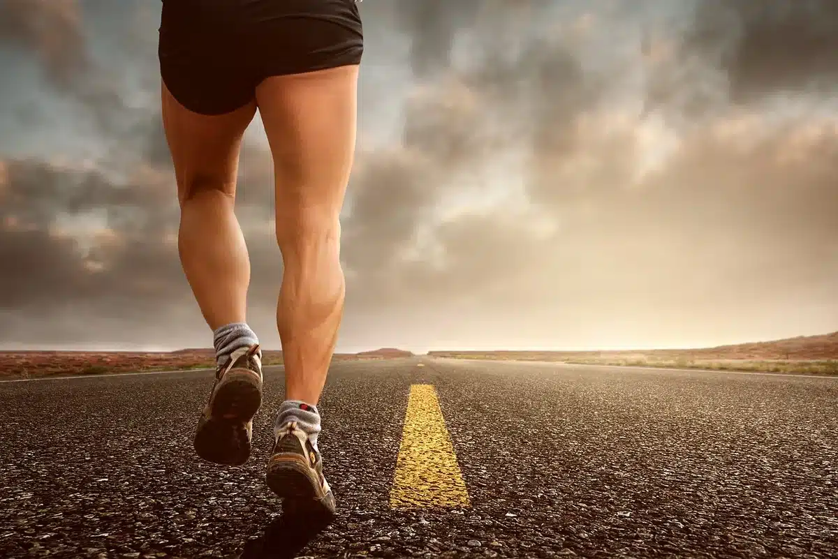 Athlète en effort prolongé, montrant la fatigue musculaire lors d'une série longue.