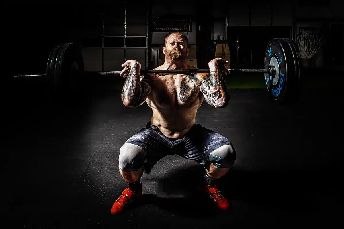 Athlète effectuant un squat avec barre en salle de musculation