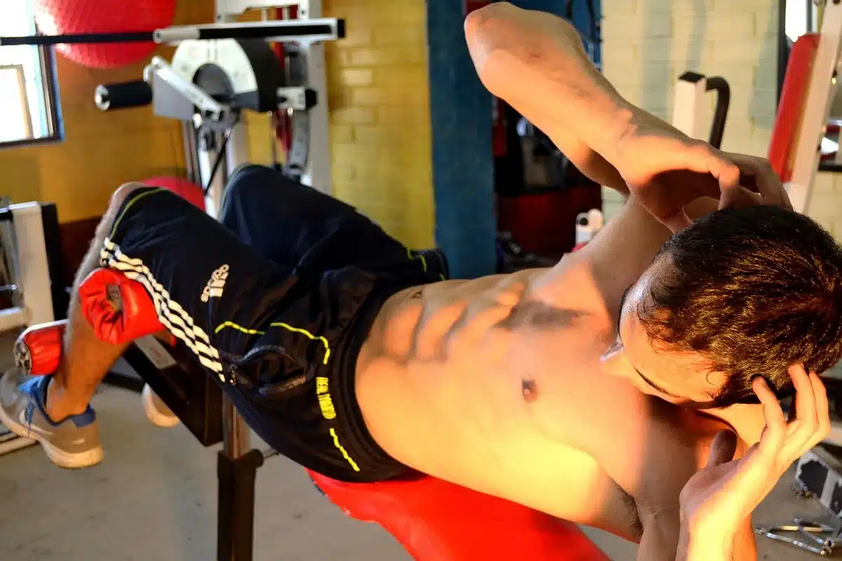 Sportif inspirant profondément et contractant les abdominaux pour le blocage respiratoire