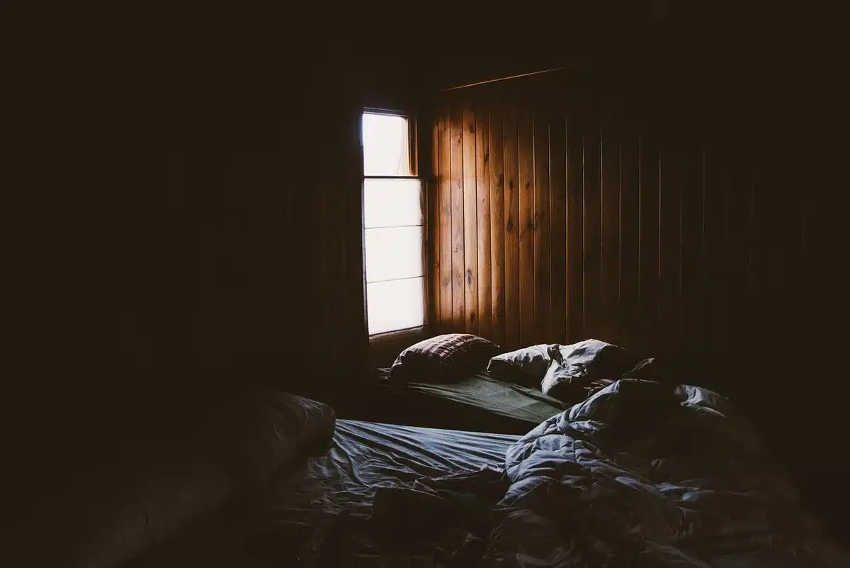 Personne dormant paisiblement dans une chambre calme et sombre