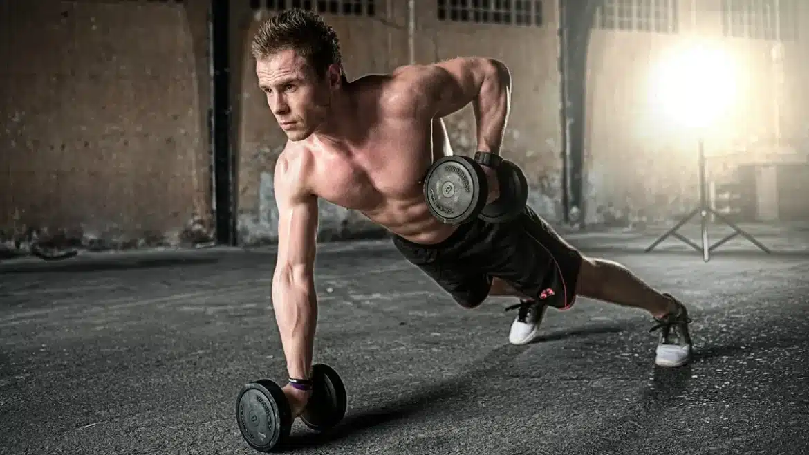 Mains soulevant une barre lourde en salle de musculation, effort et concentration visibles