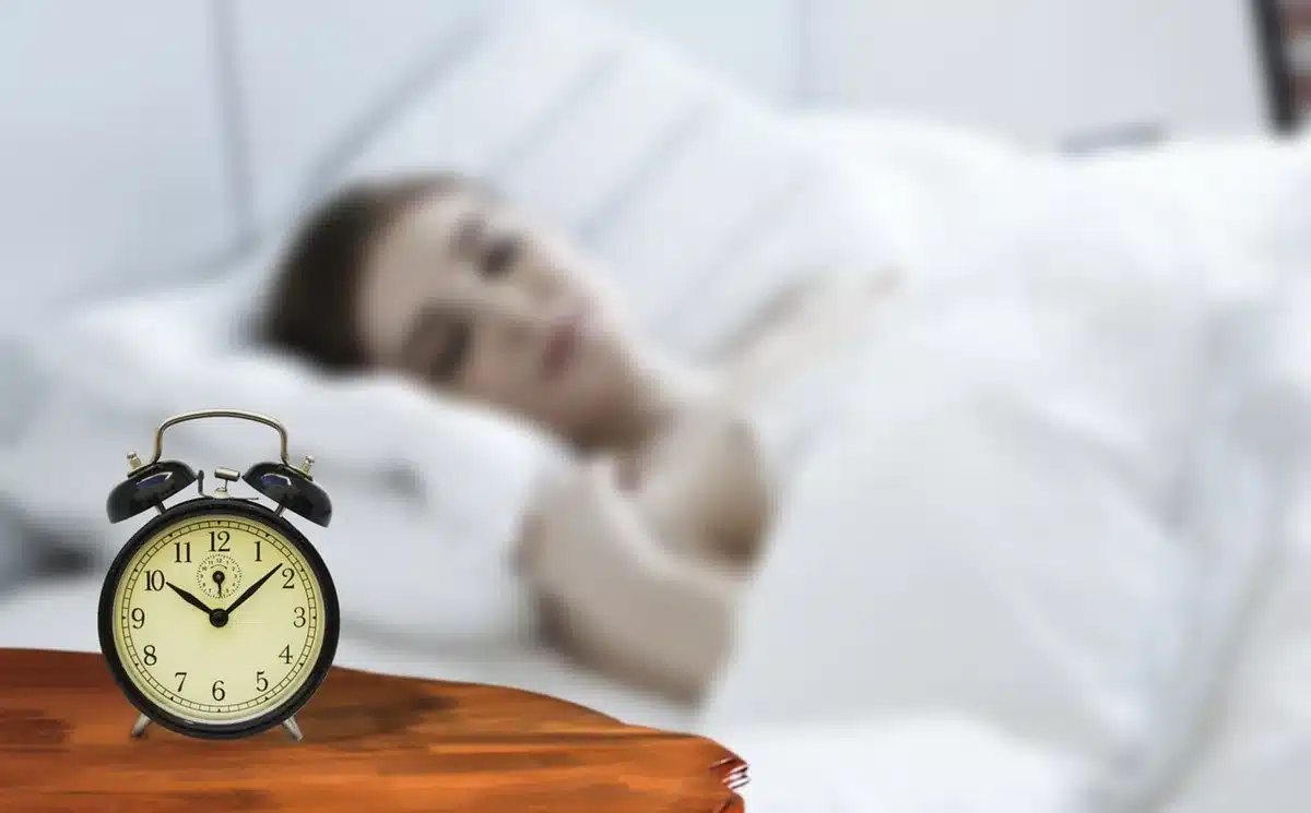 Femme dormant paisiblement dans son lit la nuit