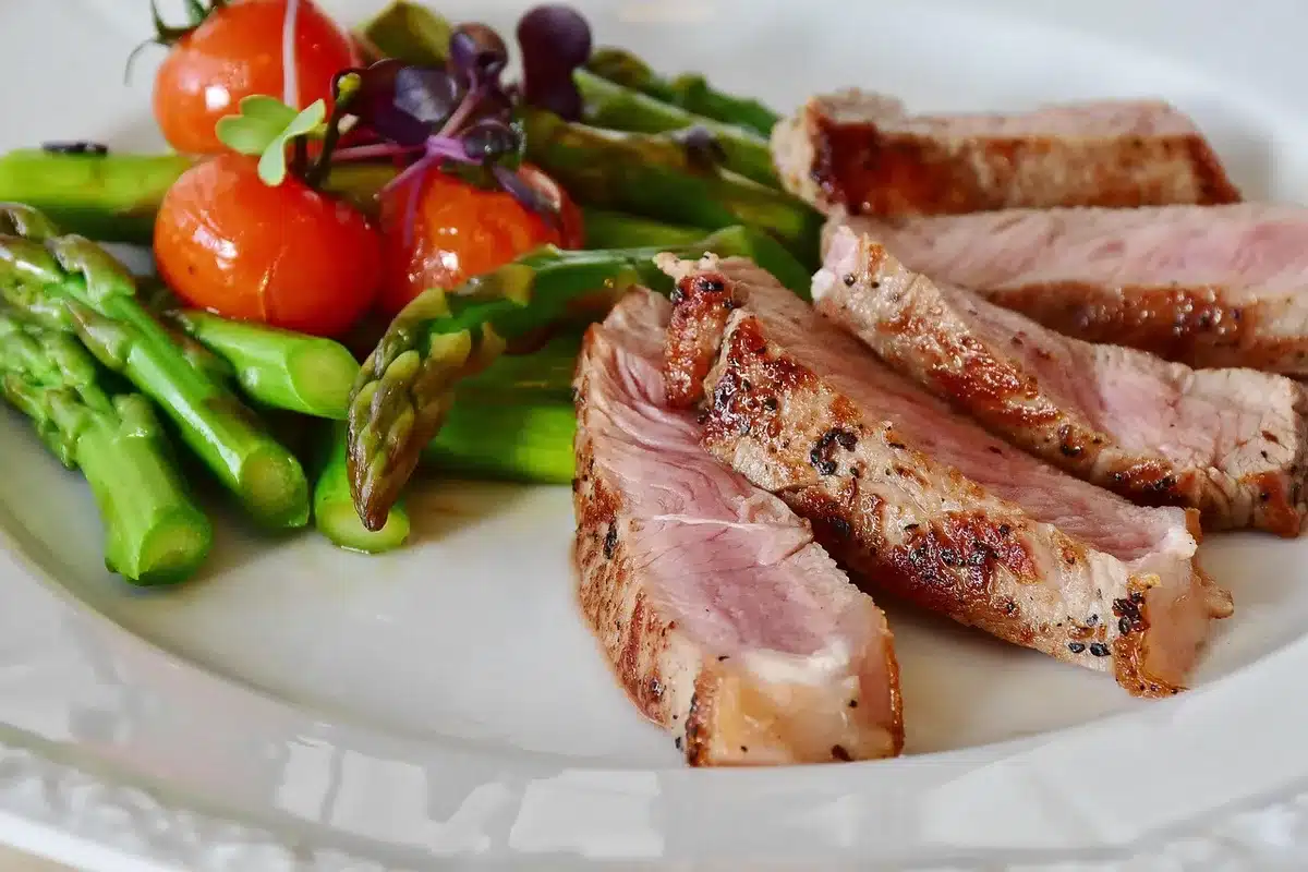 Assiette équilibrée avec protéines, glucides et lipides