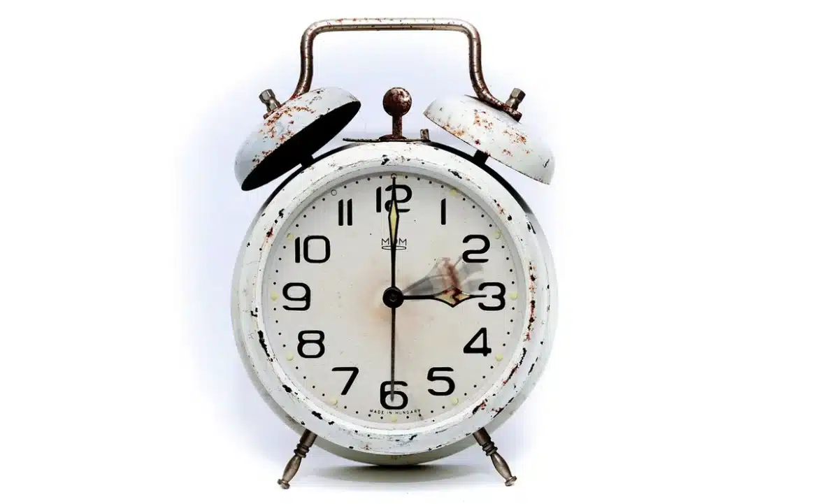 Personne mangeant à table le soir avec horloge en arrière-plan